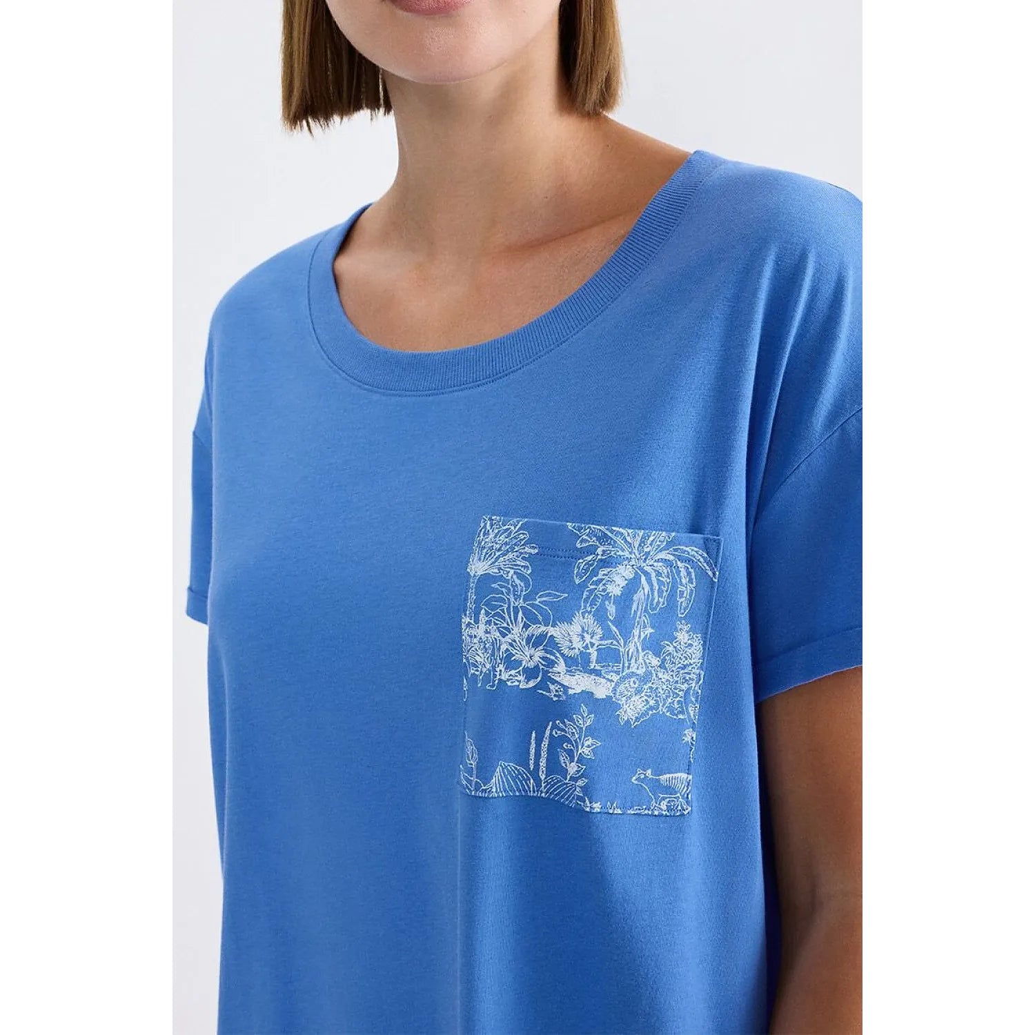 Chemise de nuit bleue en coton côtelé avec poche imprimée, col rond, manches courtes, style moderne et décontracté.