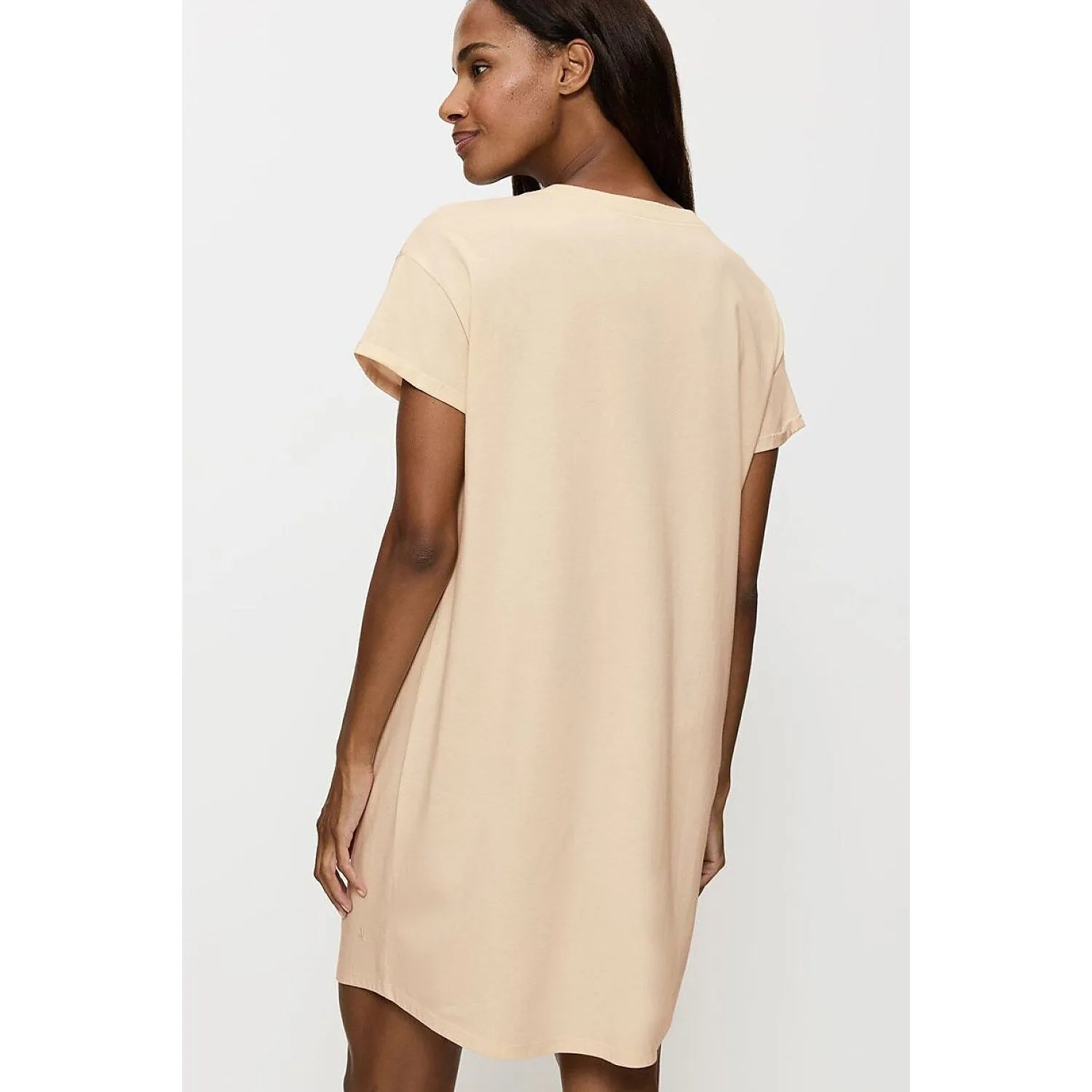 Chemise de nuit femme beige manches courtes, coton léger, coupe ample, élégance moderne et confort nuit.