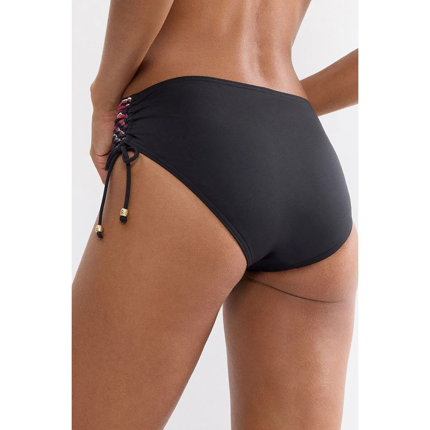 Bas de maillot bain noir ajustable femme, détails métalliques, résistant chlore et eau salée, coupe moderne élégante.