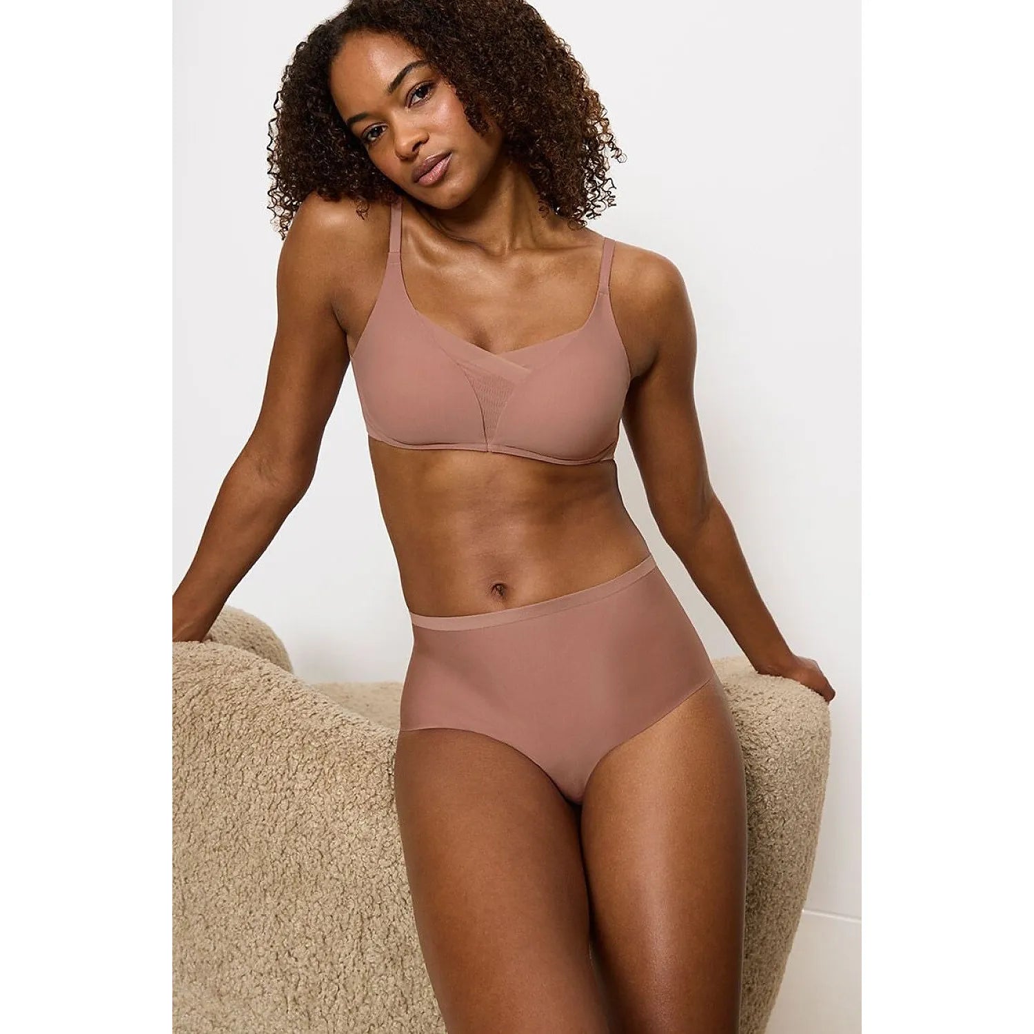 Culotte sculptante maxi Shape Smart beige, invisible sous vêtements, confort et silhouette modelante pour femmes.