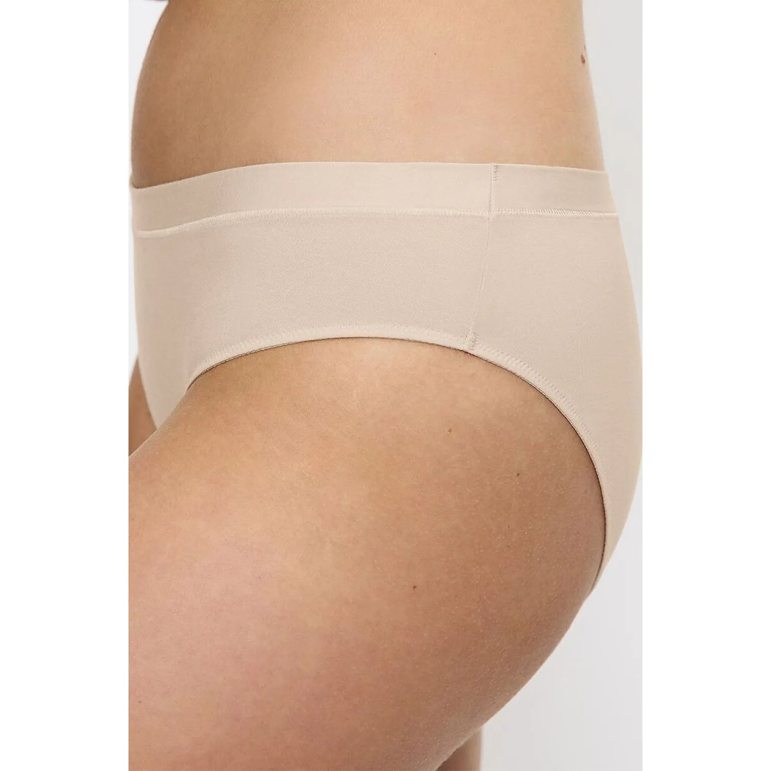Culotte tai beige invisible Triumph Sense of Modal, confort modal, ajustement parfait, discrétion sous vêtements ajustés.