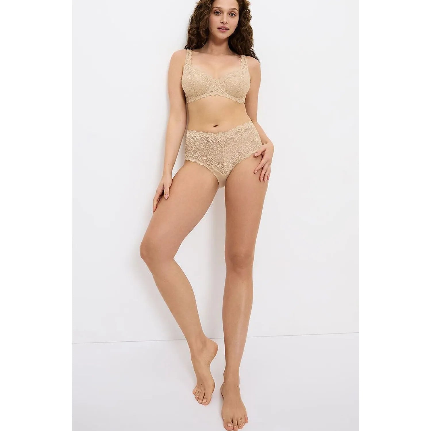 Culottes maxi taille haute beige en microfibre LYCRA, design élégant et confortable, invisibles sous les vêtements.