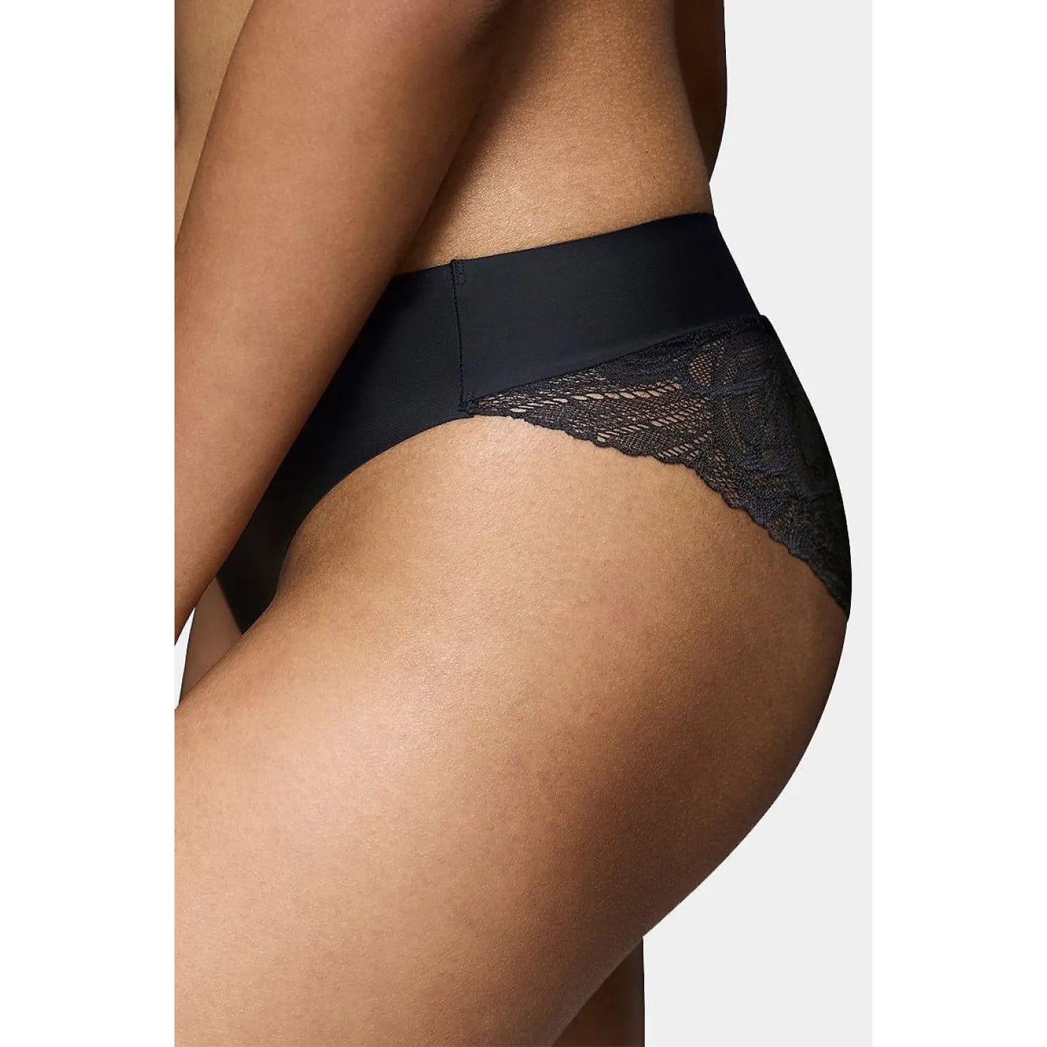 Culottes noires en dentelle Triumph Body Make-Up Illusion, coupe haute, design élégant et moderne, confort optimal.