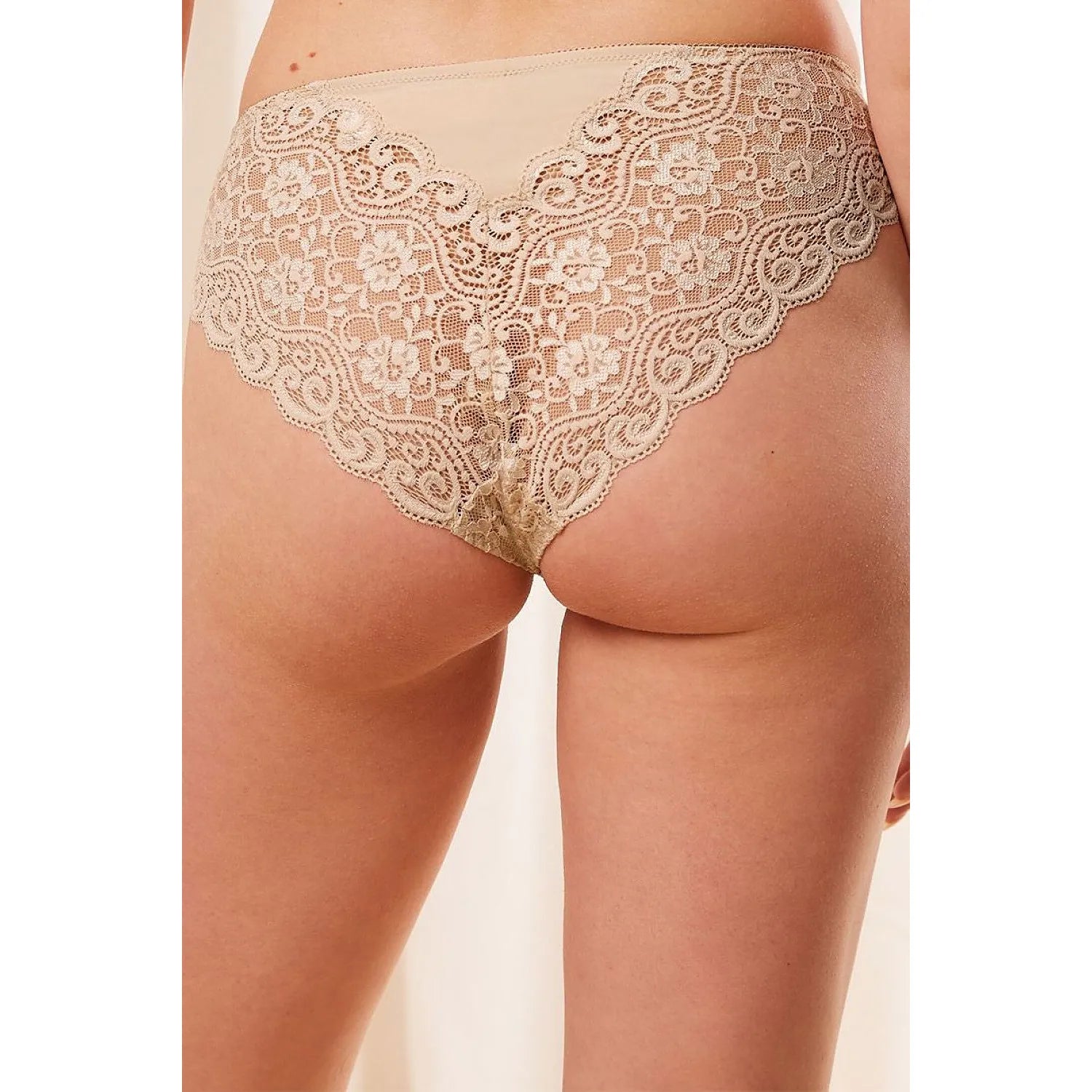 Culotte femme beige microfibre haute découpe, dentelle élégante, ajustement parfait, Amourette confort Triumph.