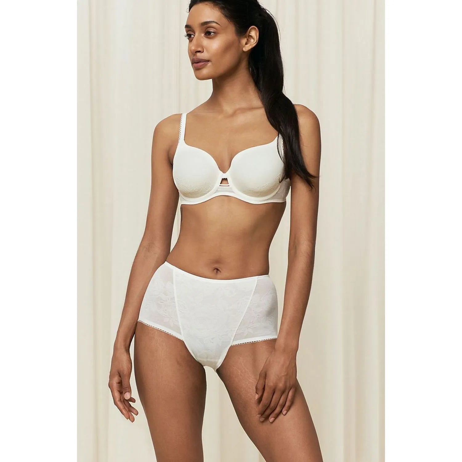 Culottes taille haute blanches en dentelle, coupe maxi, effet modelage, coutures invisibles, modèle Triumph Wild Rose Sens...