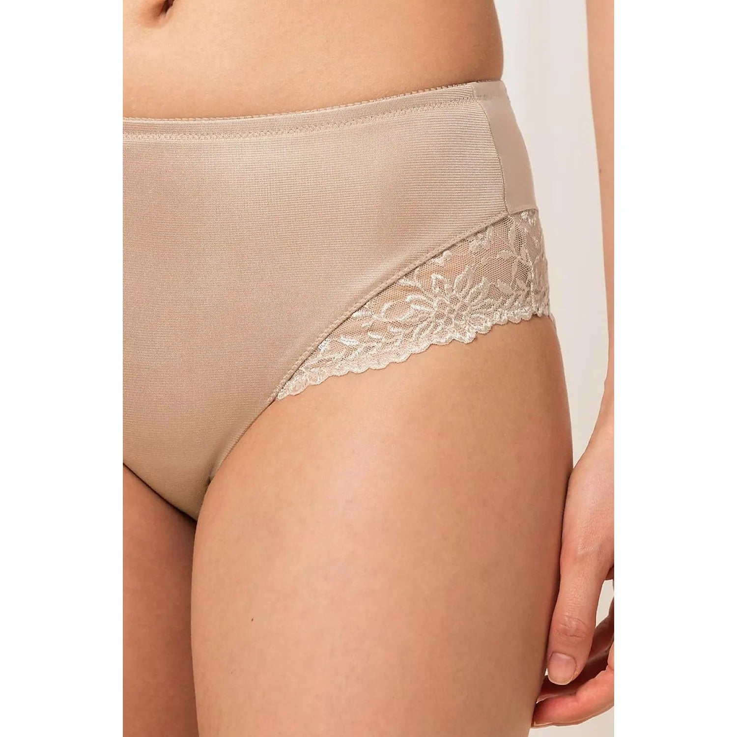 Culotte taille haute beige en dentelle élégante Ladyform 10210671, confort et sophistication pour silhouette affinée.