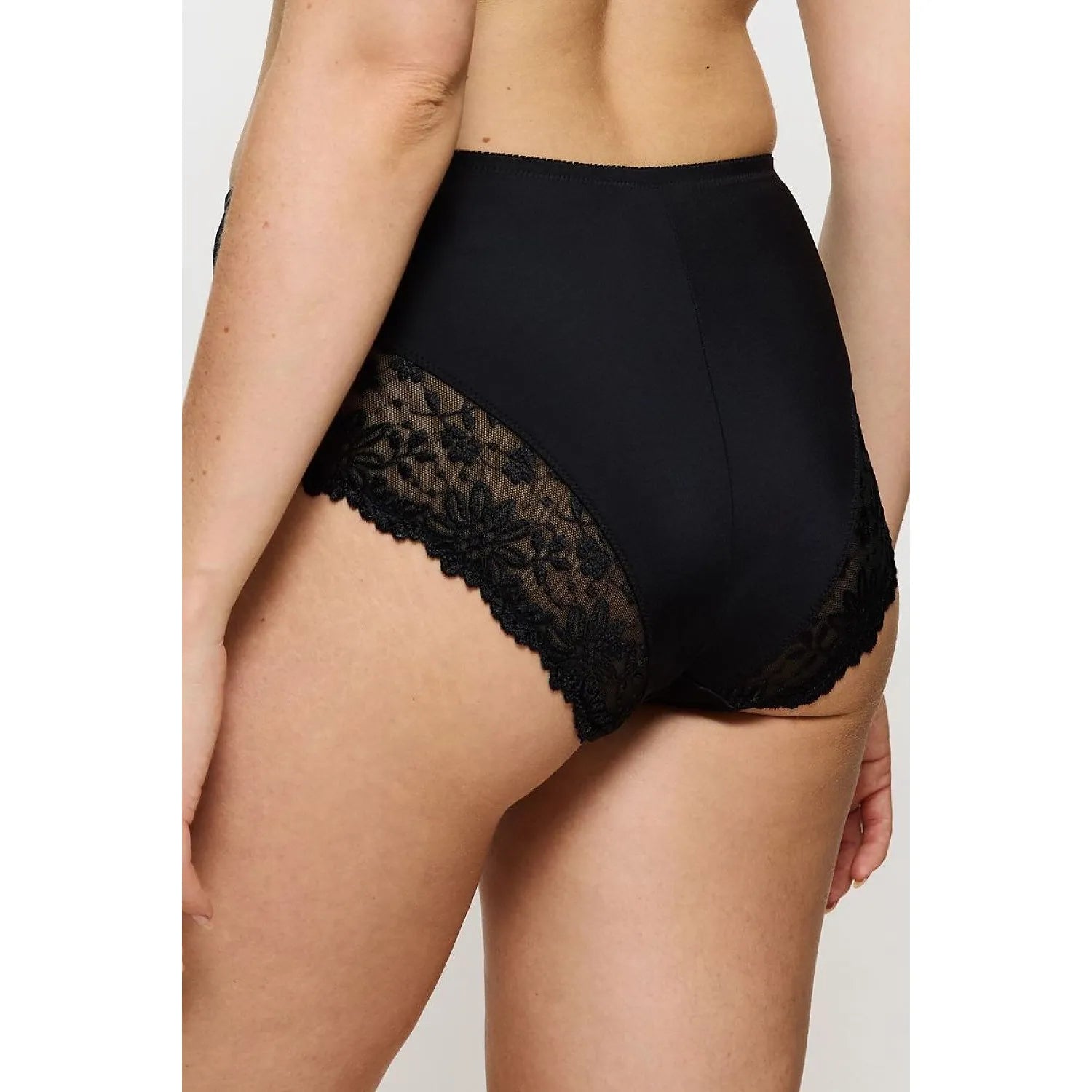 Culottes hautes noires en dentelle élégante Ladyform, coupe flatteuse, confort optimal, style intemporel.