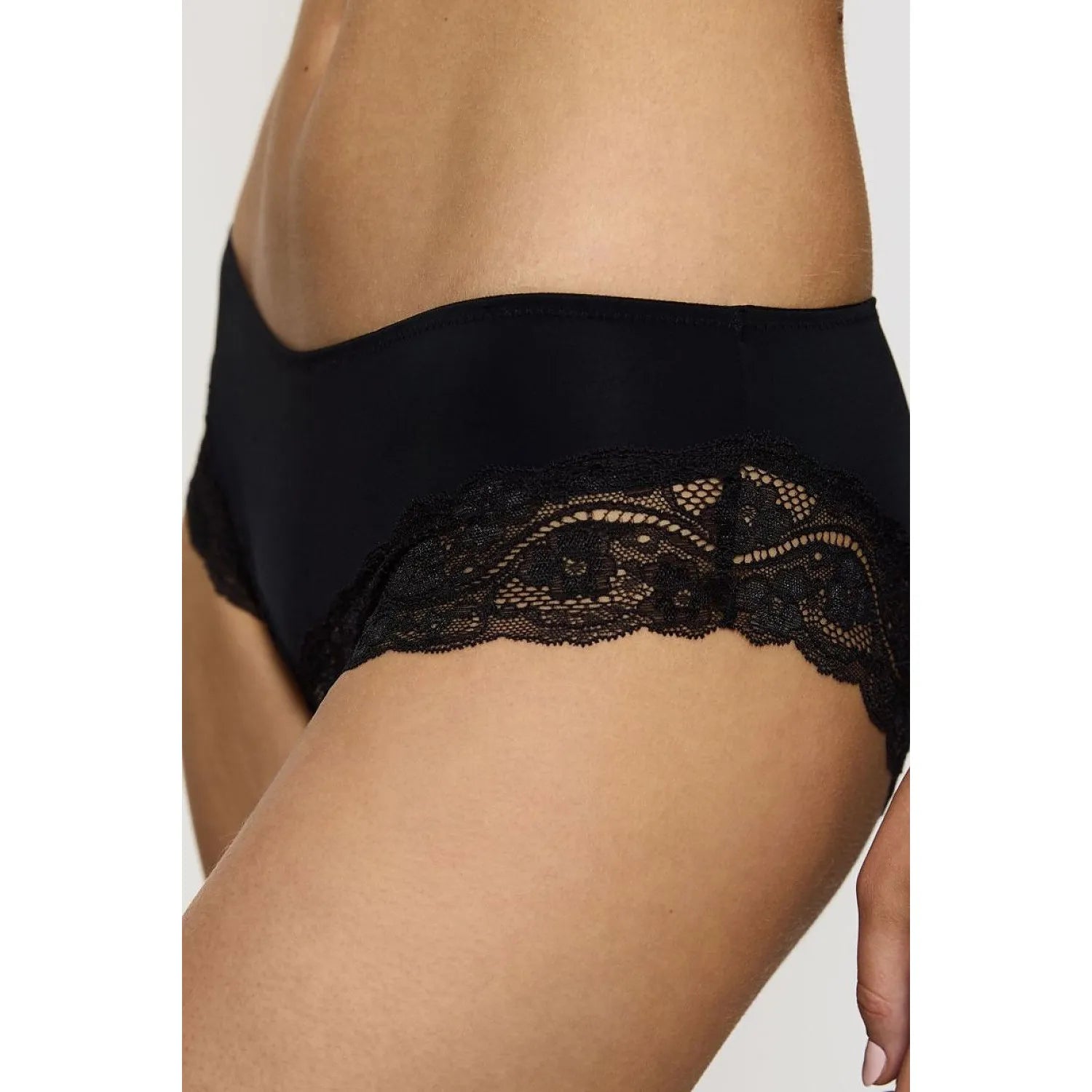Culotte noire Triumph Lovely Micro Hipster avec dentelle florale délicate, taille basse et côtés larges pour confort optimal.