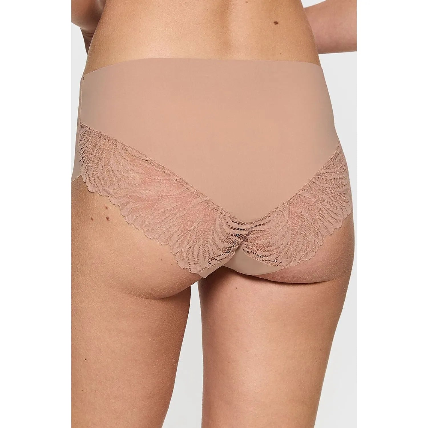 Culotte invisible Triumph Maxi beige en microfibre écologique avec dentelle élégante, offrant confort et style moderne.