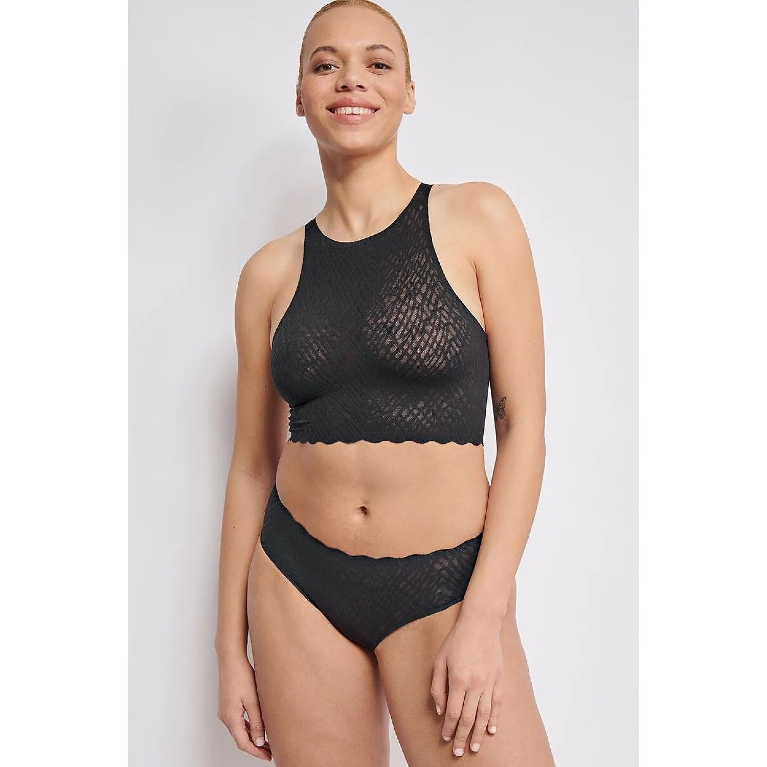 Culotte hipster noire Sloggi ZERO Feel Bliss avec dentelle 360°, sans couture, ajustement parfait et confort exceptionnel.