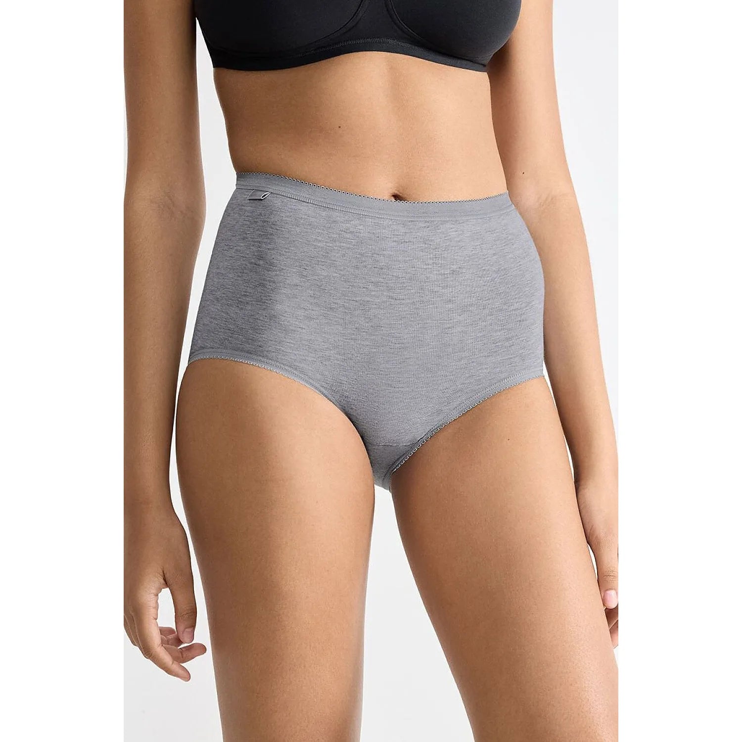 Culottes taille haute grises Sloggi en coton doux, invisibles sous les vêtements, offrant confort et liberté de mouvement.