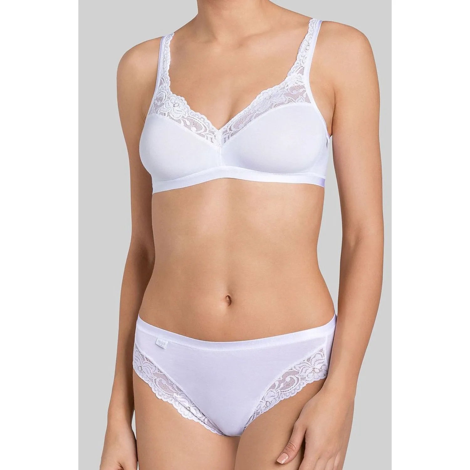 Culotte Sloggi blanche avec dentelle délicate, coupe classique, bande décorative à la taille, dos lisse.