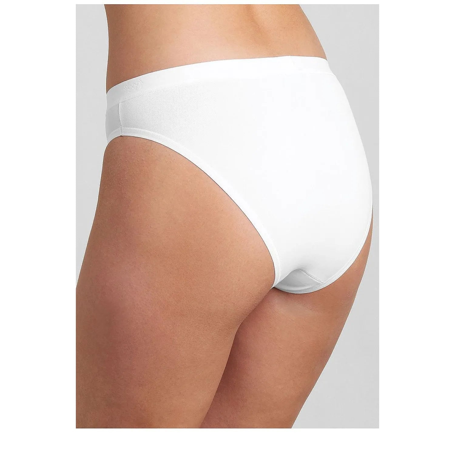 Culotte Sloggi blanche modèle 229966, coupe classique, tissu doux et élastique, bande élastique avec logo.