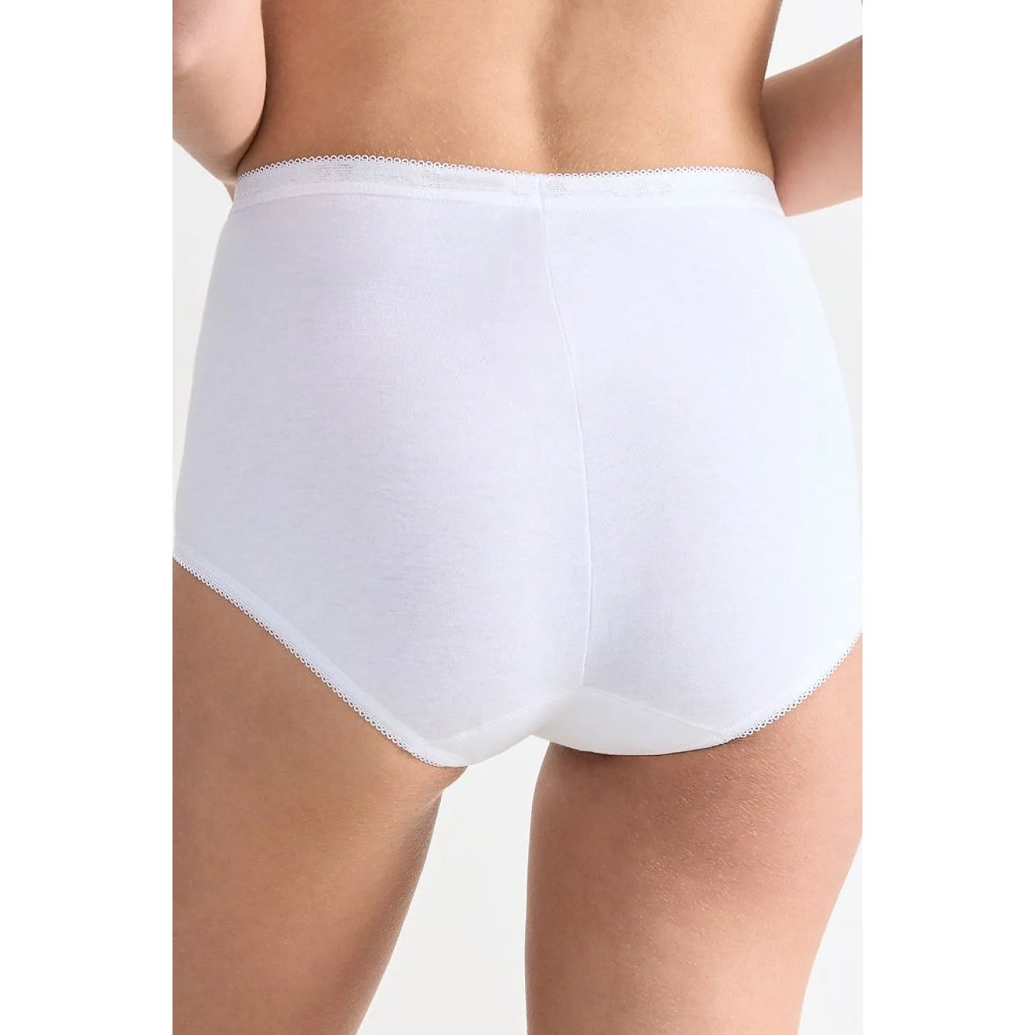 Culotte Sloggi Basic+ Maxi blanche, coupe classique, taille haute, tissu doux en coton et LYCRA, confort quotidien.
