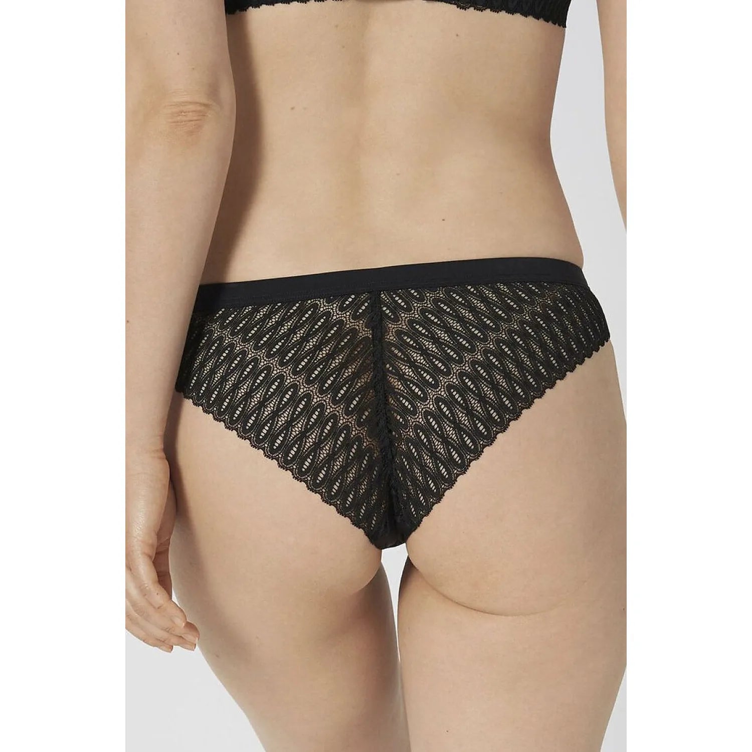 Culotte brésilienne noire en dentelle élégante, coupe flatteuse, microfibre douce, style féminin et coquet.