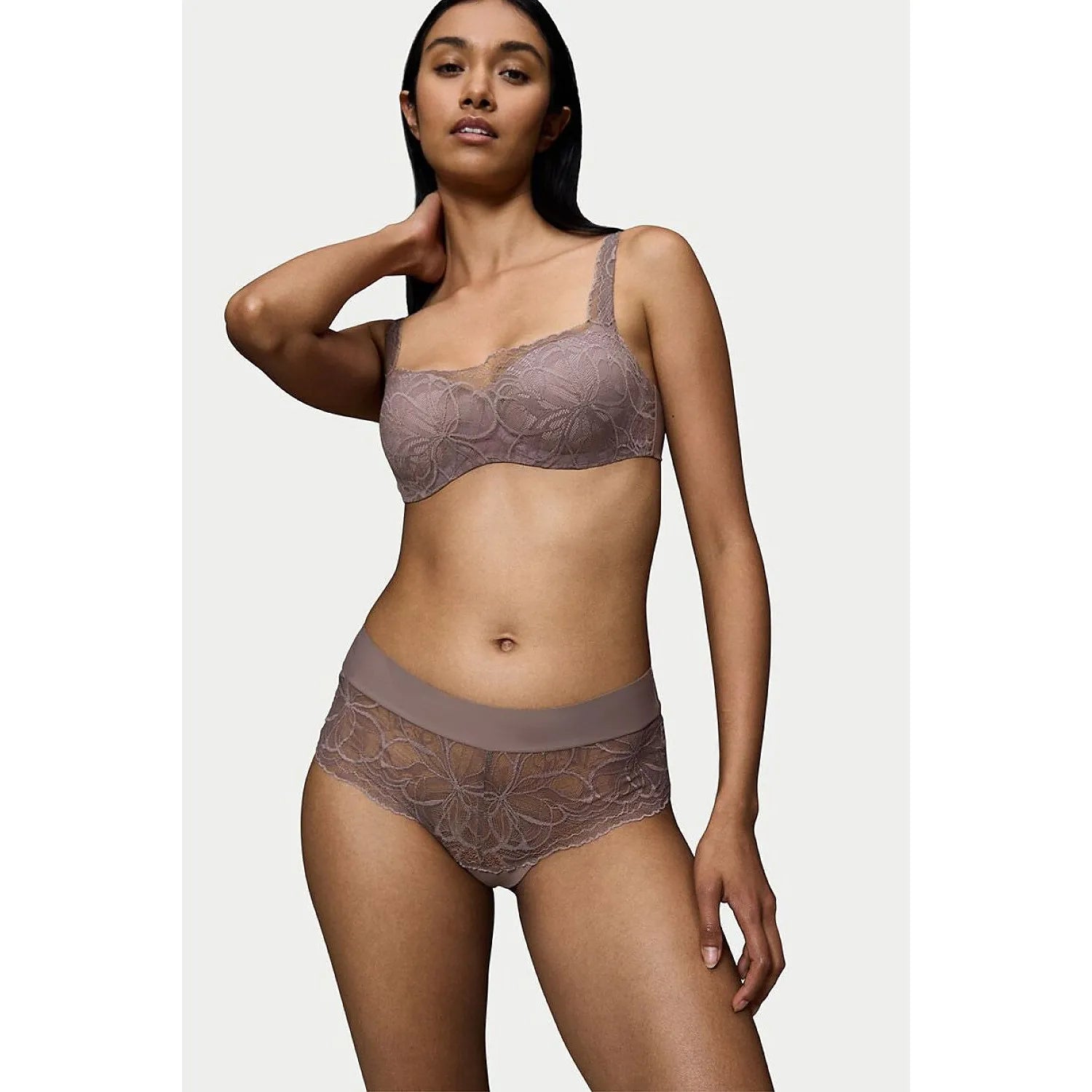 Culottes pistache Triumph Body Make-Up Illusion Lace, dentelle élégante, taille lisse, ajustement parfait, confort optimal.