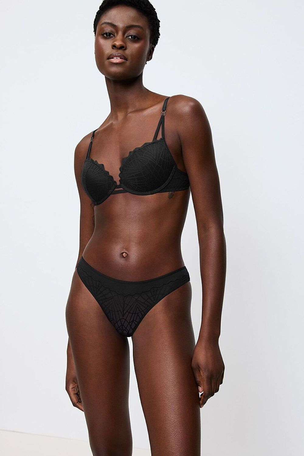 Culotte brésilienne noire en dentelle et maille, taille haute, élégante et sensuelle, modèle Triumph That Night In Vegas.