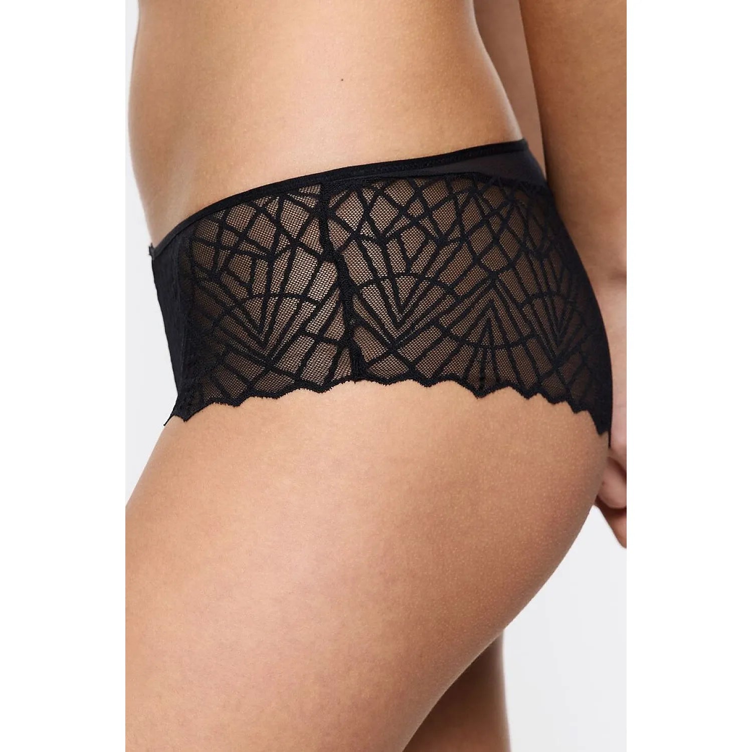 Culotte hipster noire Triumph 230039, dentelle délicate et maille graphique, bande taille fine, style moderne et sensuel.
