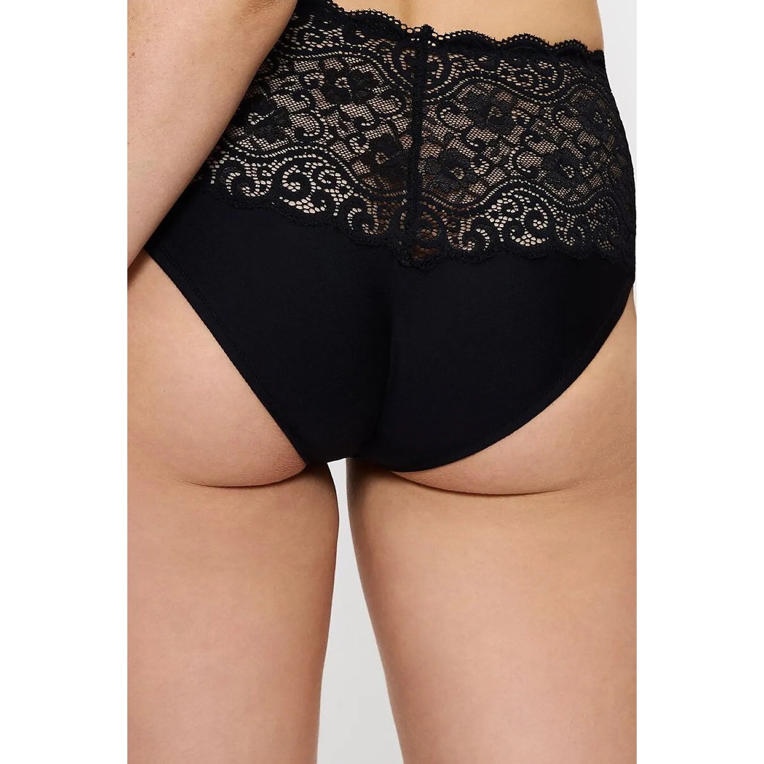Culottes noires Triumph Amourette Maxi, dentelle élégante, taille haute, ajustement parfait, confort microfibre.