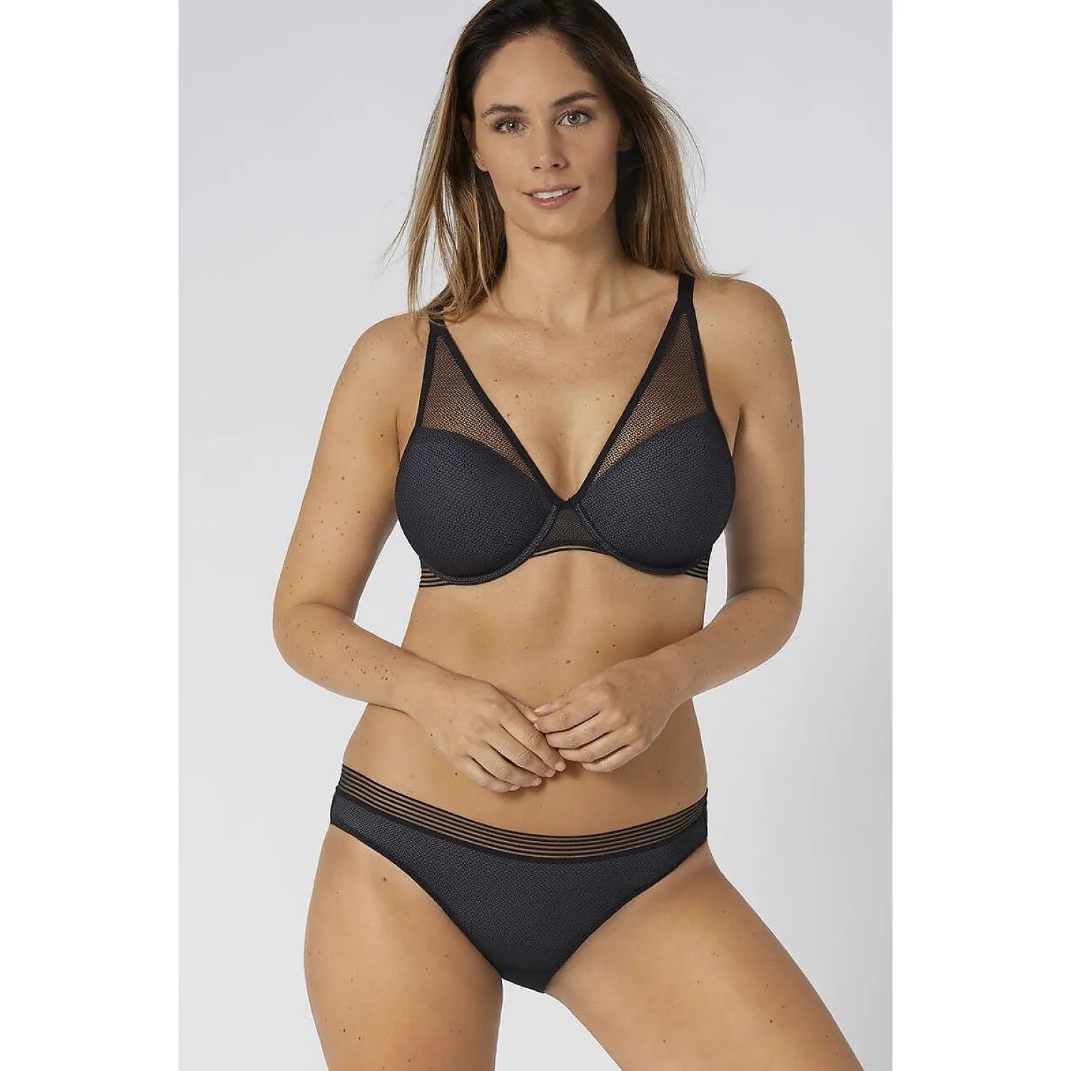 Culotte Triumph noire, bande rayée à la taille, tulle transparent devant, dos lisse en microfibre douce, style moderne.