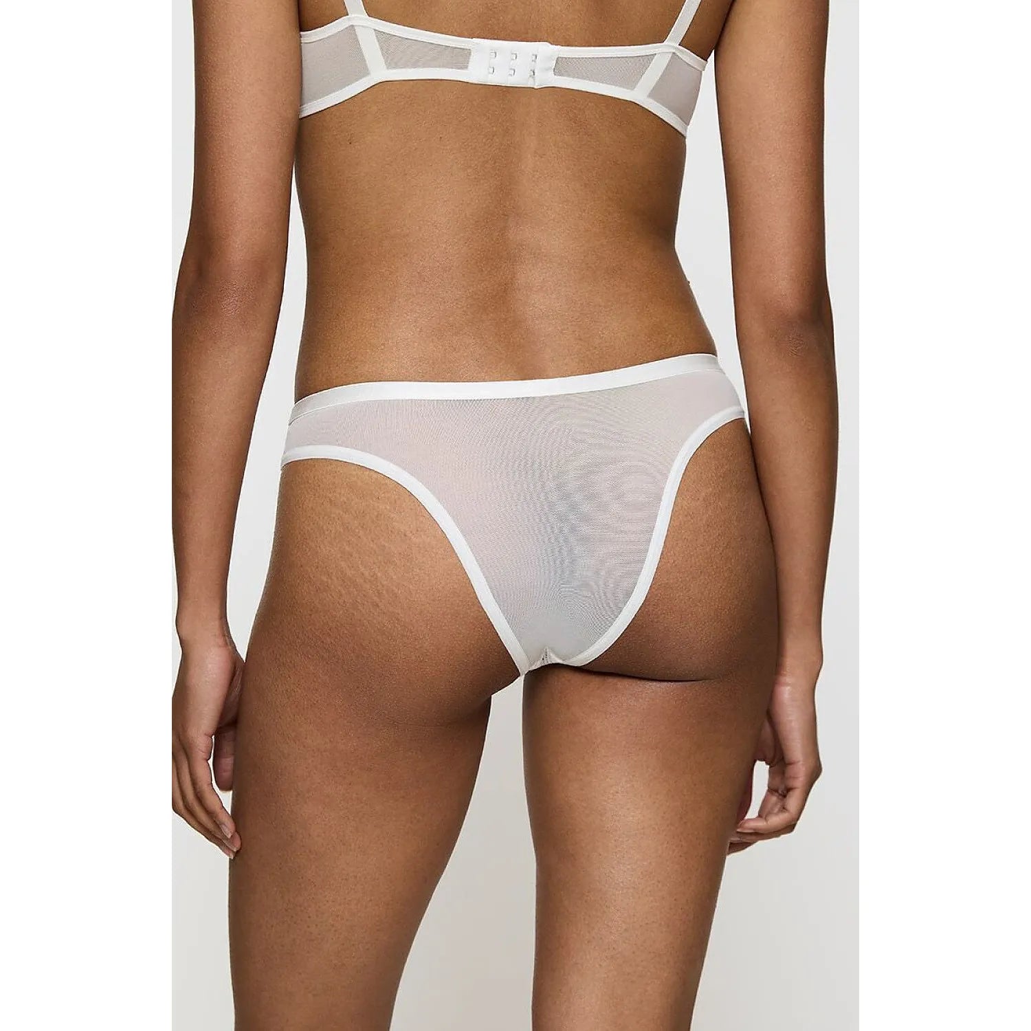 Culotte brésilienne blanche Triumph 230051 avec dentelle délicate, bande élastique fine, coupe féminine élégante.