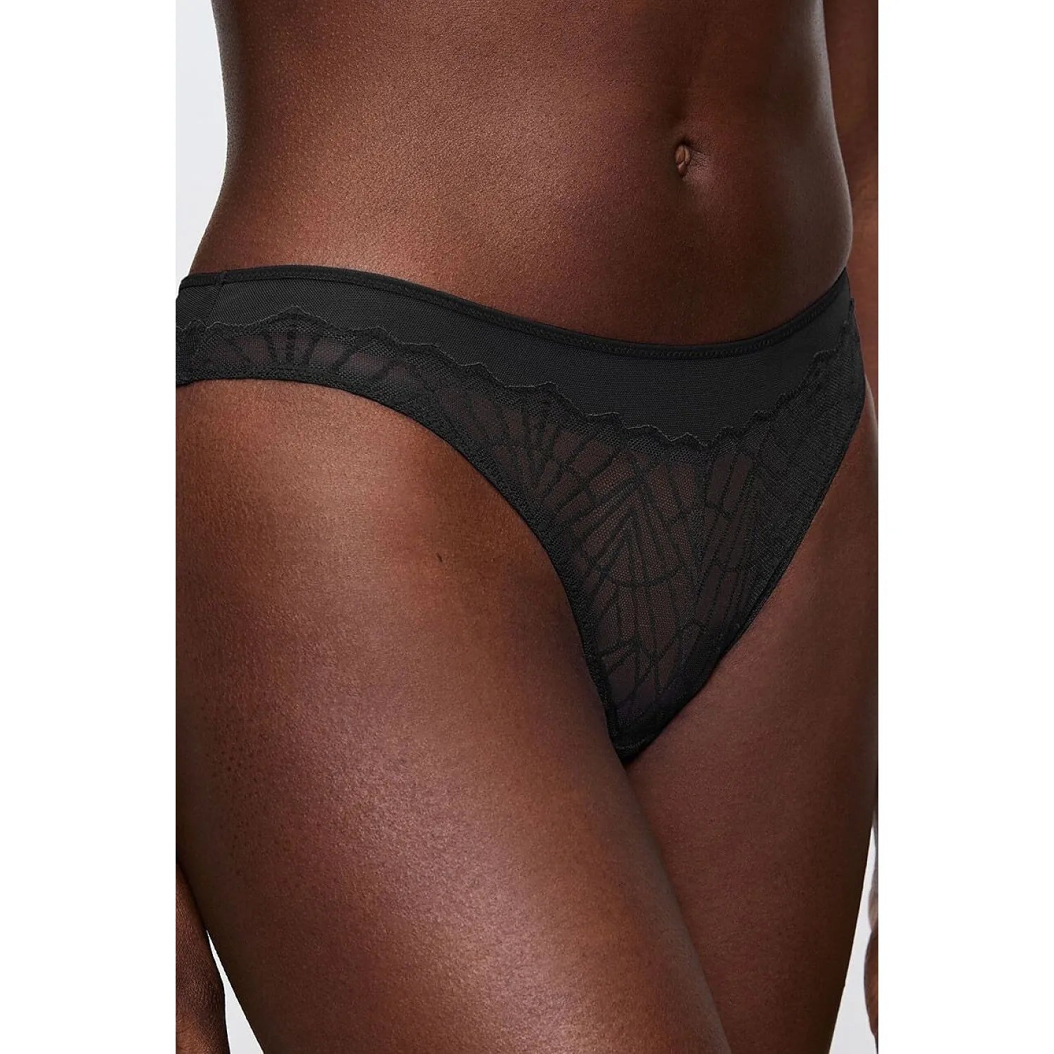 Culotte brésilienne noire en dentelle et maille, coupe haute, élégante et sensuelle, modèle Triumph 230053.