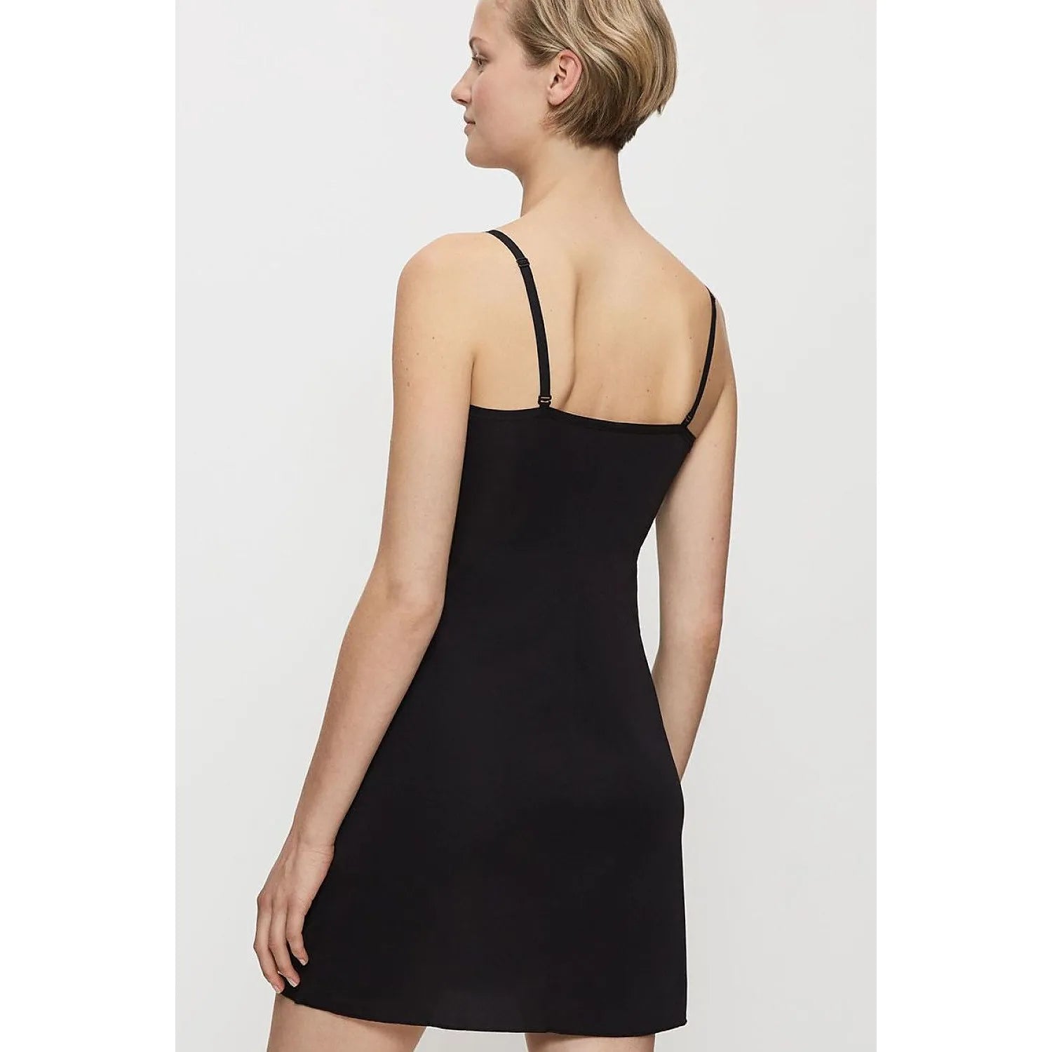 Chemise de nuit noire Triumph, sans couture, bretelles fines amovibles, ajustement élégant et confortable.