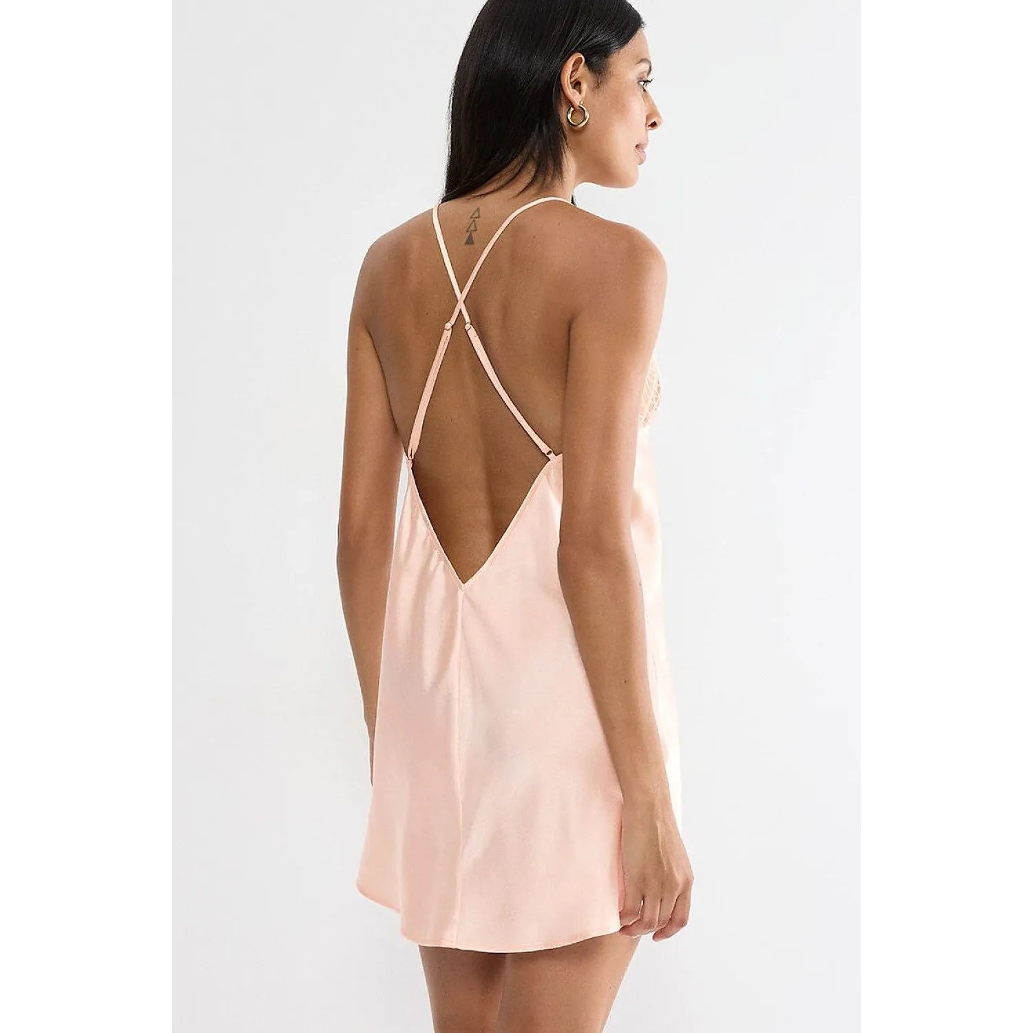 Chemise de nuit satin pêche Triumph, dos nu croisé, dentelle décolleté, élégance féminine, confort doux et raffiné.