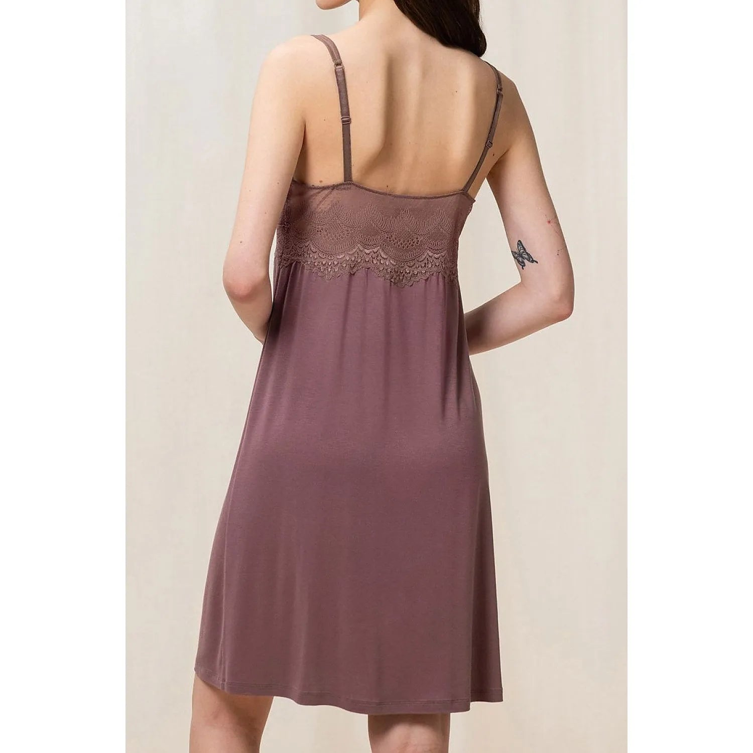Chemise de nuit marron, longueur genou, décolleté rond, dentelle et tulle délicats sur la poitrine, bretelles fines.