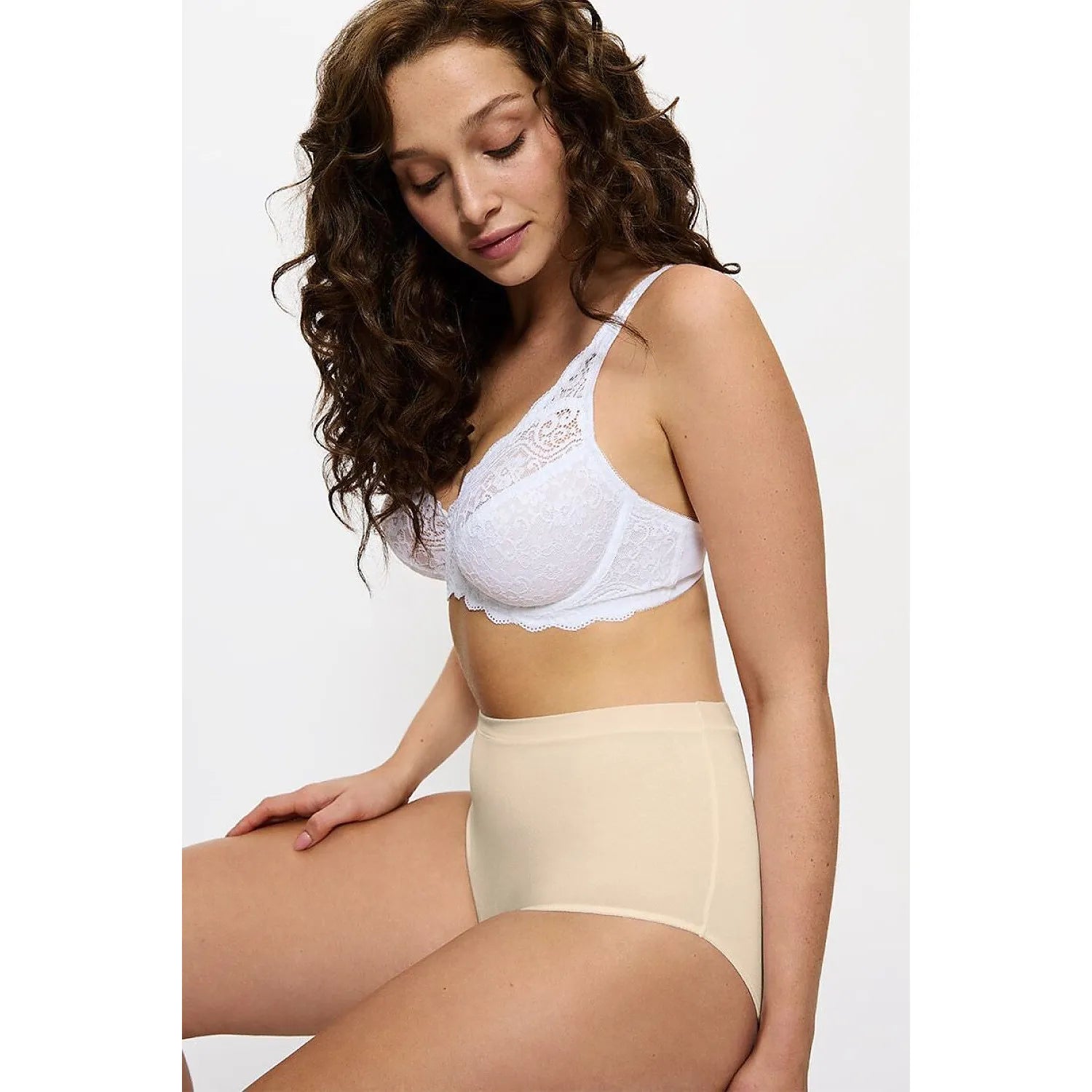 Culottes Triumph model 230304 beige taille haute, confort modal, design minimaliste, silhouette ajustée.
