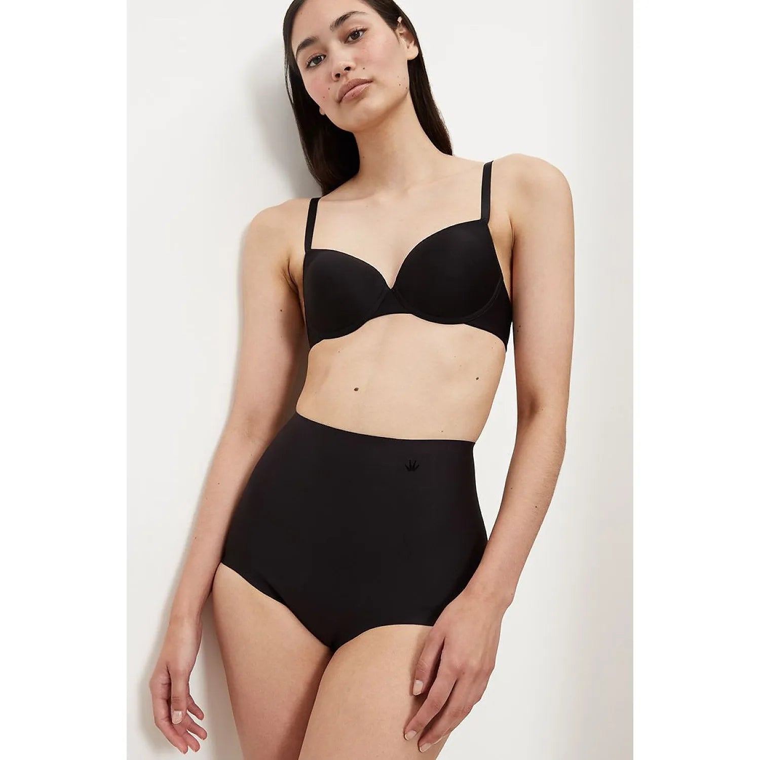Culotte taille haute noire Triumph 230305, effet lissant, technologie Tummy Control, confort et élégance.