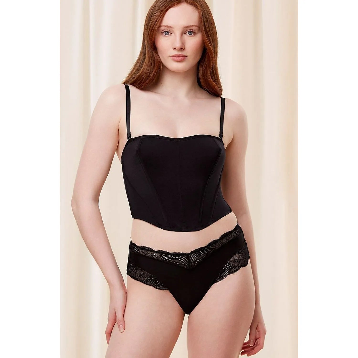 Culotte noire Triumph modèle 230307 en dentelle et microfibre, ajustement parfait, confort et élégance sous-vêtements.