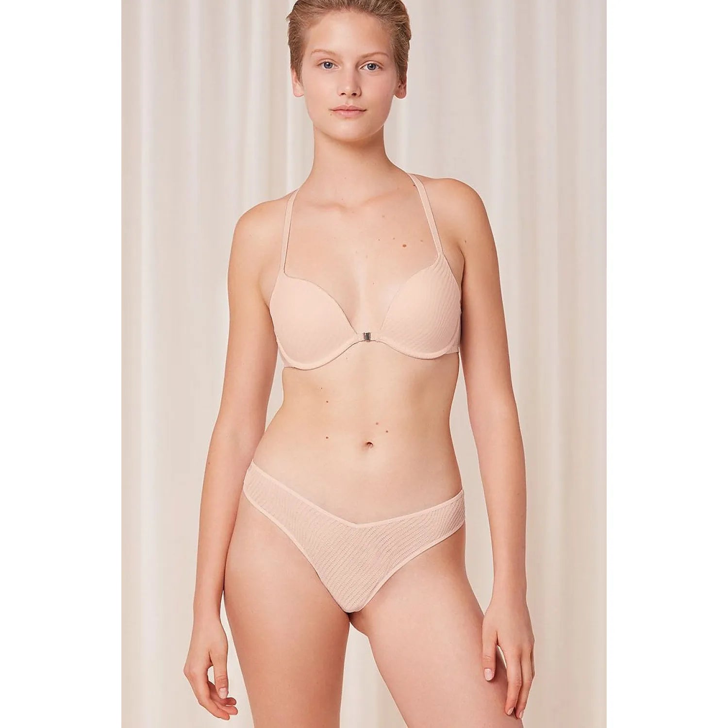 Culottes brésiliennes roses claires en dentelle graphique, coupe haute, finition sans couture, modèle Triumph 230312.