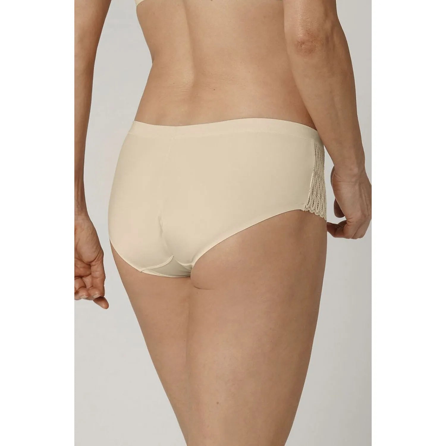 Culotte beige Triumph Aura Spotlight Maxi en microfibre douce avec dentelle décorative sur les côtés, coupe classique.