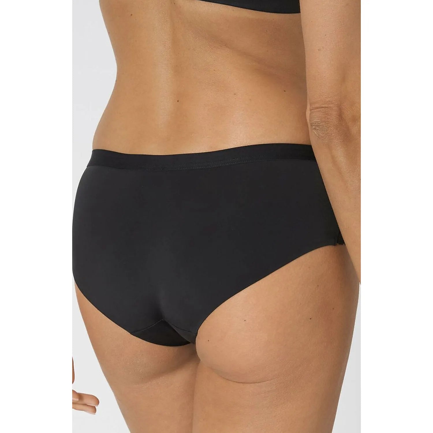 Culotte noire Triumph Aura Spotlight Maxi en microfibre douce avec détails en dentelle, coupe classique pour confort optimal.