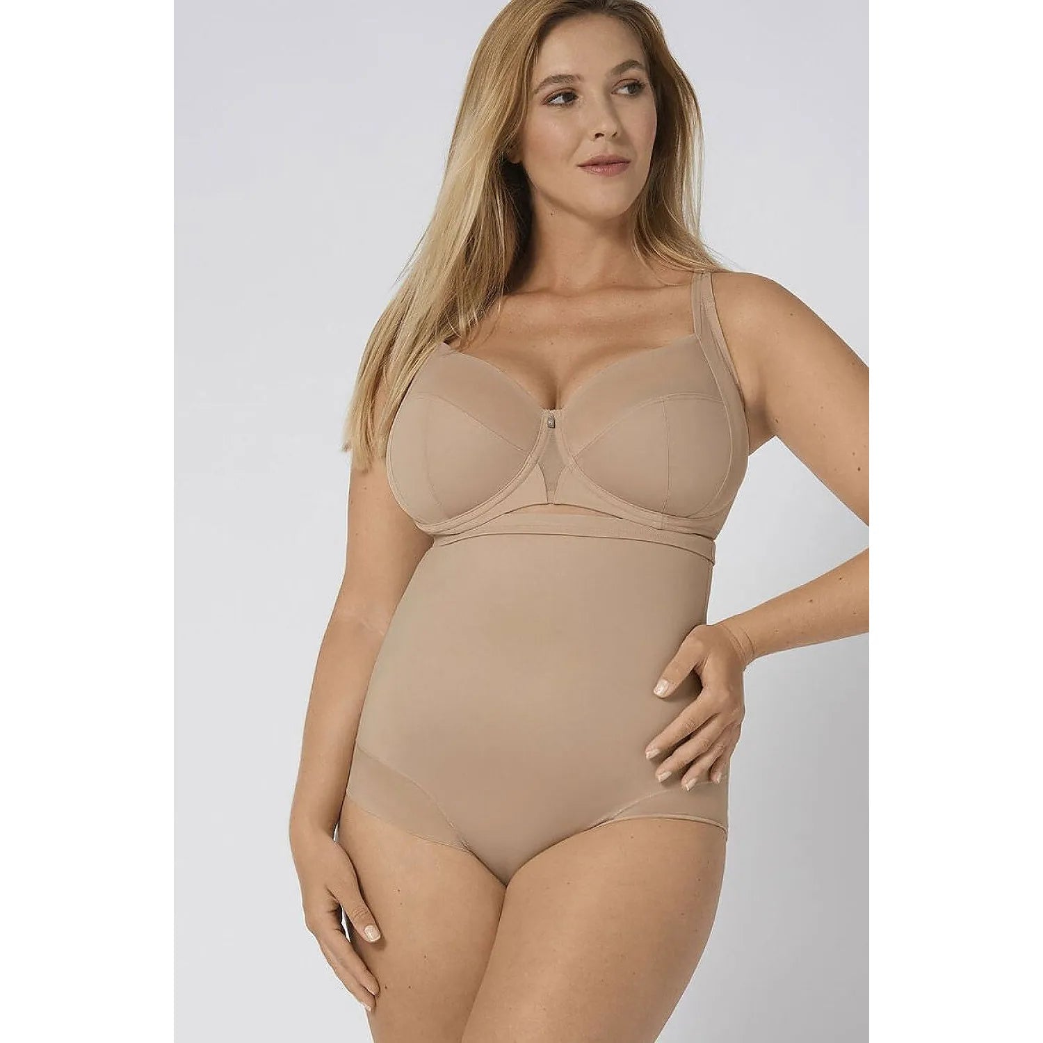 Culotte gainante beige True Shape Sensation Triumph, taille haute, bande silicone, finition sans couture, silhouette lissée.
