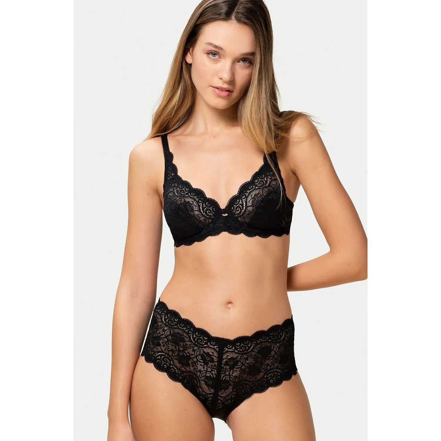 Culottes Triumph Amourette 300 Maxi, dentelle florale délicate, taille haute, confort et élégance féminine.