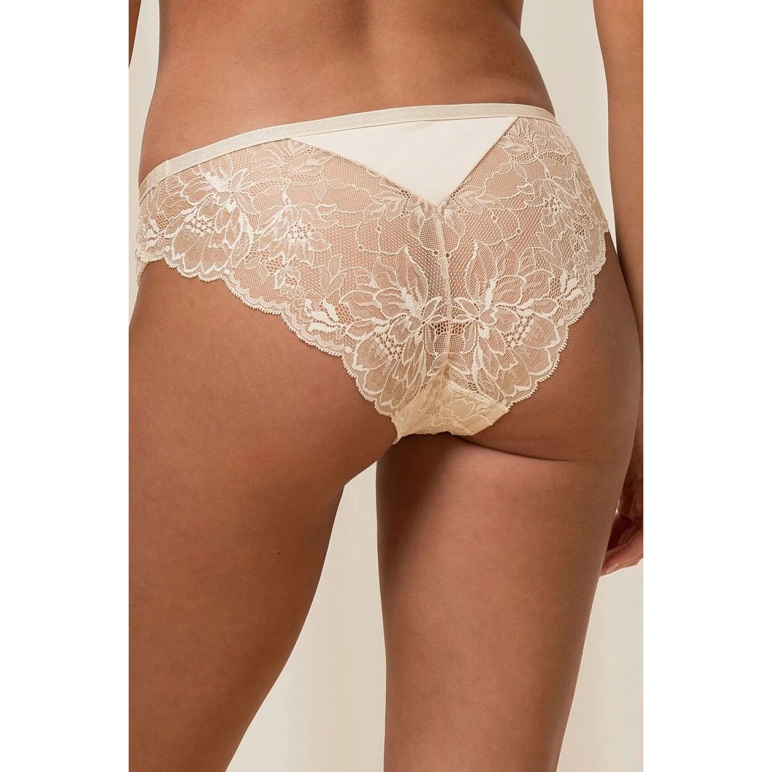 Culotte brésilienne Triumph en dentelle florale beige, coupe ajustée, élégante et confortable, vue arrière.