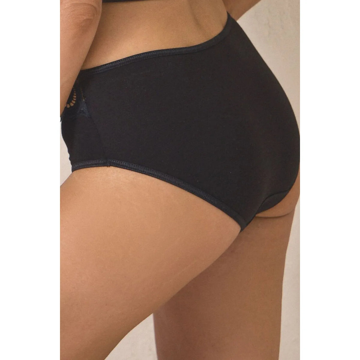 Culotte femme taille haute noire en coton avec dentelle, Pure Promise 34 Róża, élégante et confortable, vue de dos.
