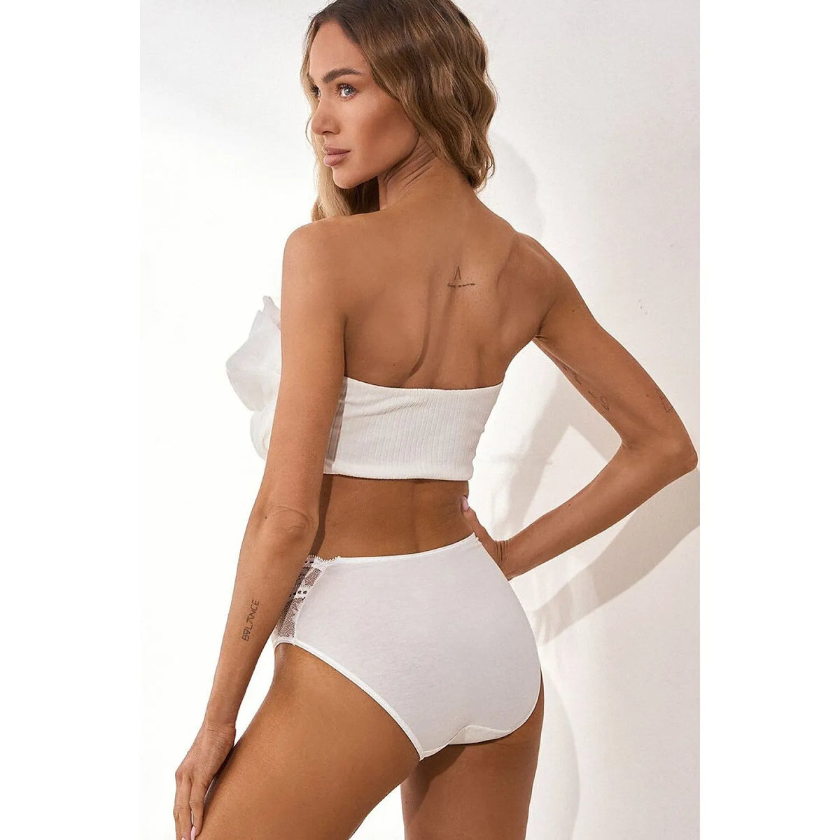 Culotte haute dentelle blanche femme, élégante et confortable, taille haute, tissu doux, Pure Promise, vue arrière.