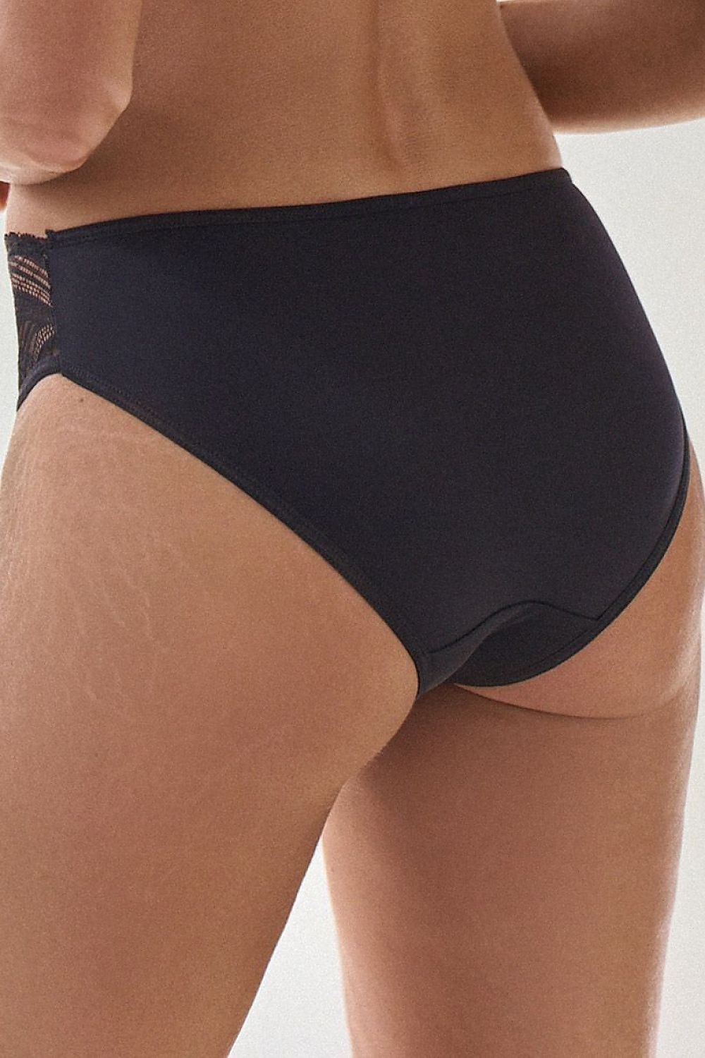 Culottes noires en coton avec dentelle décorative sur les côtés, coupe classique, dos lisse pour confort optimal.