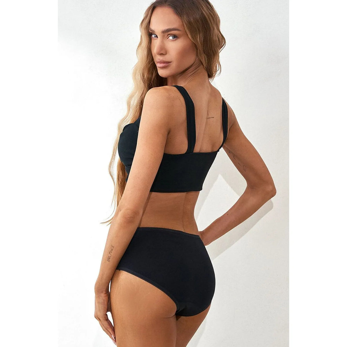 Culottes hautes Pure Promise en dentelle noire, taille haute, élégantes et confortables, mettant en valeur la silhouette.
