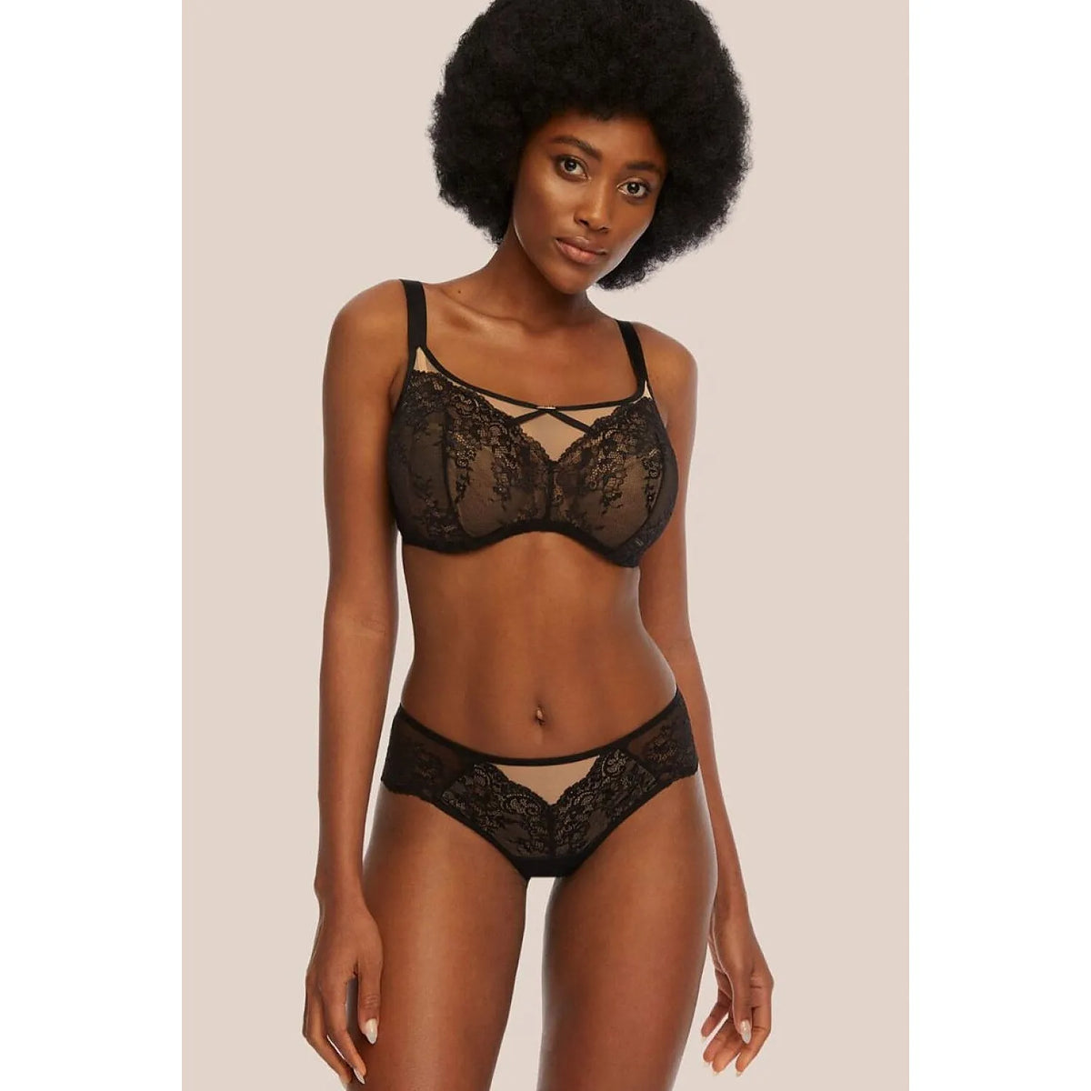 Culottes en dentelle noire élégantes, sans élastiques visibles, offrant charme et invisibilité sous les vêtements.
