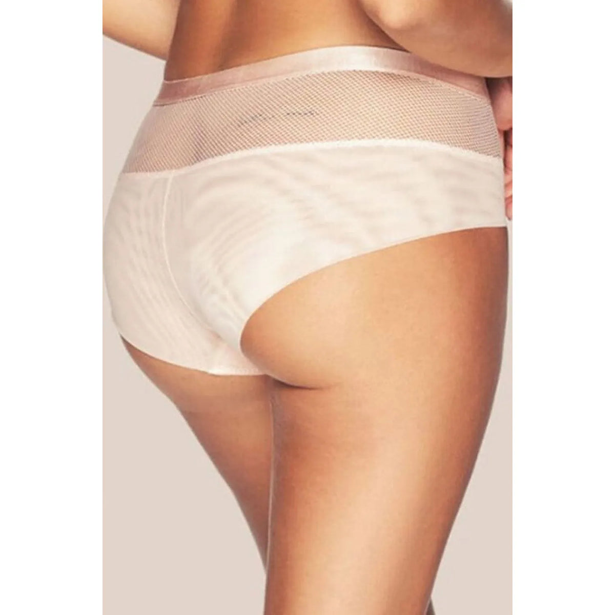 Culotte Lara P-748/2 en tulle léger beige avec détail doré, découpe subtile et résille élégante, vue arrière.