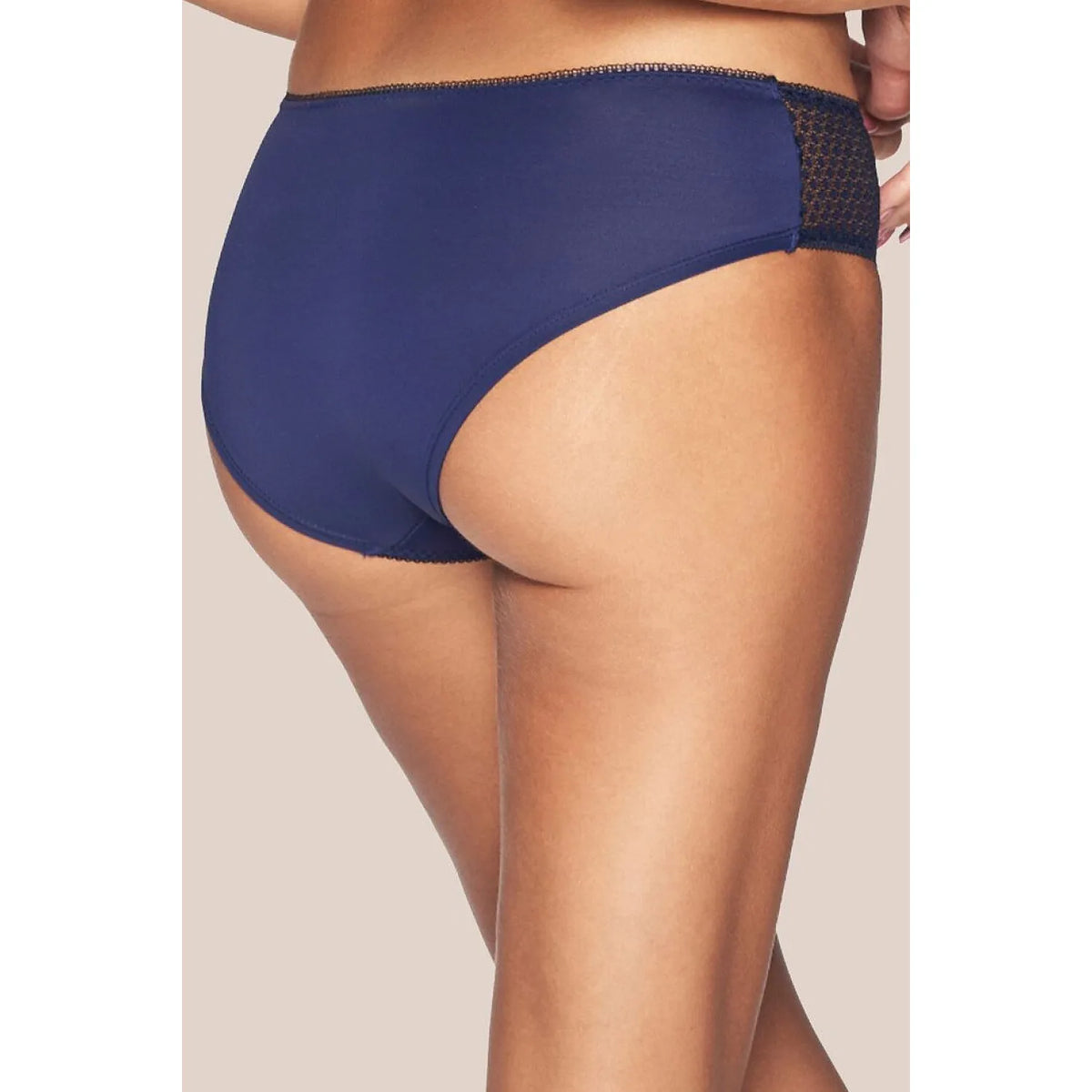 Culotte bleue Kinga modèle 231399 avec dentelle subtile, microfibre douce, coupe élégante et confortable.