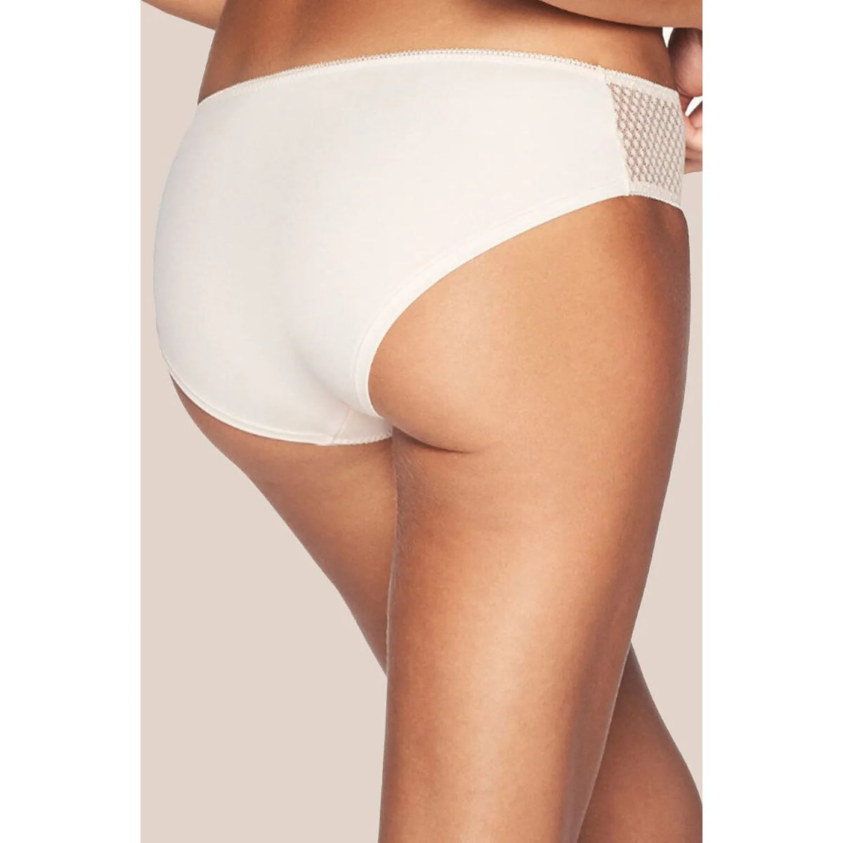 Culotte beige Kinga 231400 en microfibre et dentelle, coupe élégante et confortable, vue de dos sur mannequin.