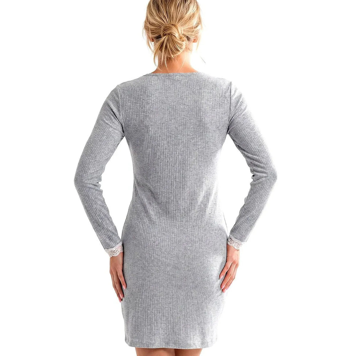 Chemise de nuit grise côtelée, manches longues avec dentelle claire, coupe classique longueur genou, vue arrière.