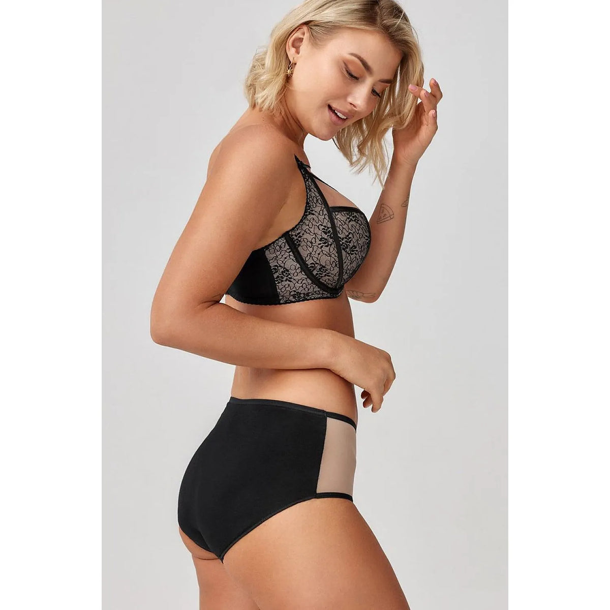 Culottes Blanka beige en dentelle et maille, confortables et élégantes, invisibles sous vêtements clairs.