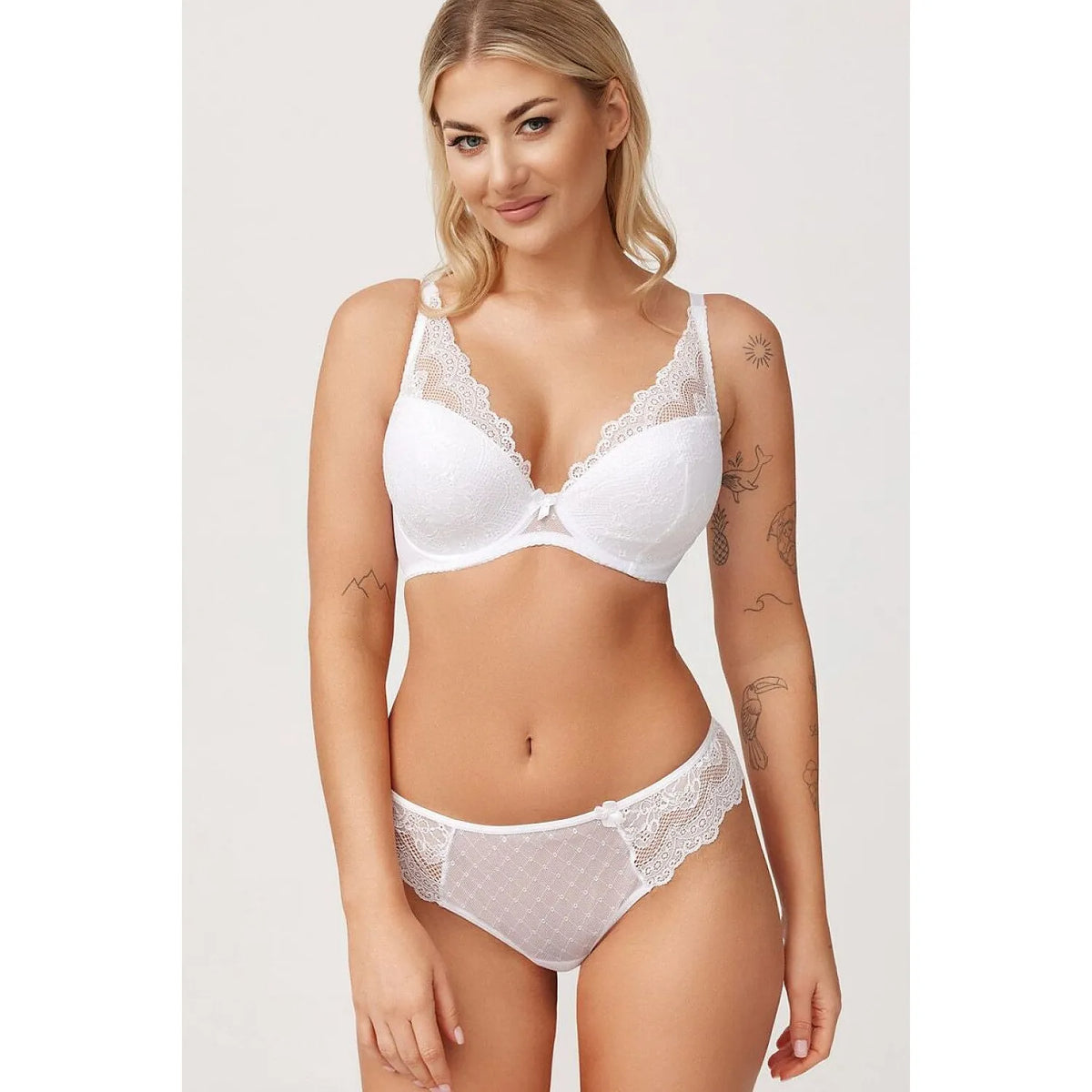 Culotte brésilienne blanche en dentelle délicate, coupe élégante, mettant en valeur la silhouette féminine.