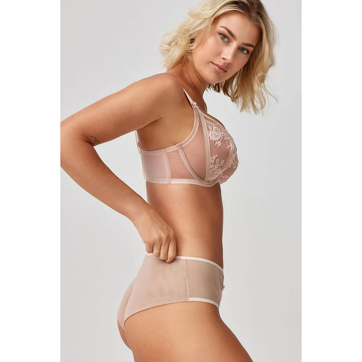 String Sofia beige en dentelle avec inserts transparents, coupe classique, confort quotidien, discret sous vêtements clairs.